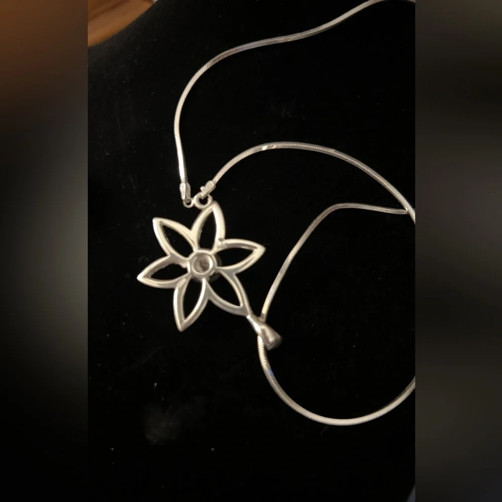 Silpada 925 sterling silver CZ Daisy Flower Floral Necklace Pendant S1195